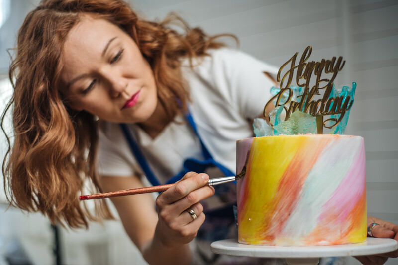 birthday cake decorating