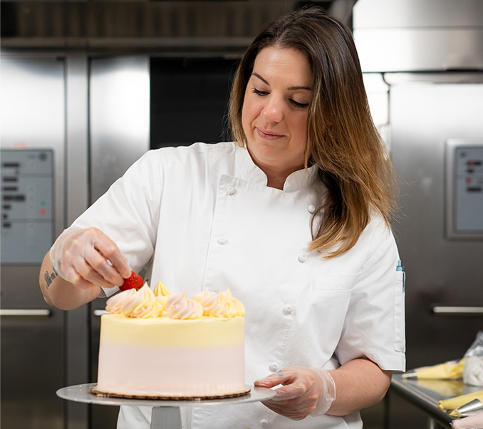 culinarian decorating cake