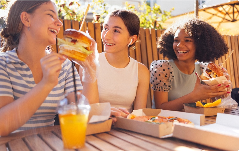 girls eating lunch outside